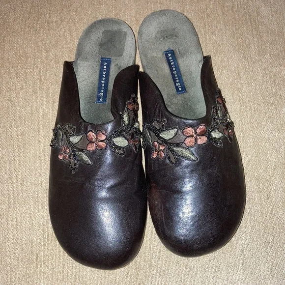 ANTHROPOLOGIE Womens Hand Made Slip On Slides Floral Embellished Size 9 - Picture 2 of 11